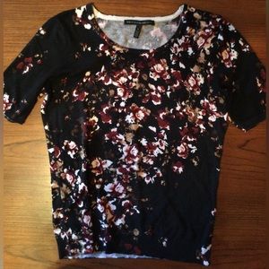 Black abstract floral pattern short sleeve sweater.